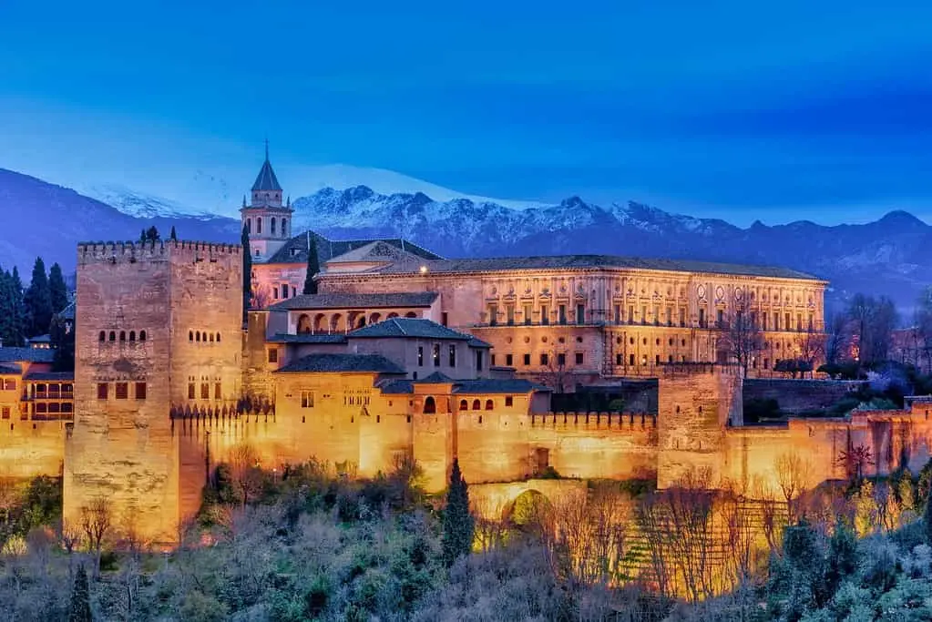 La Alhambra de noche: palacios iluminados y Granada en silencio