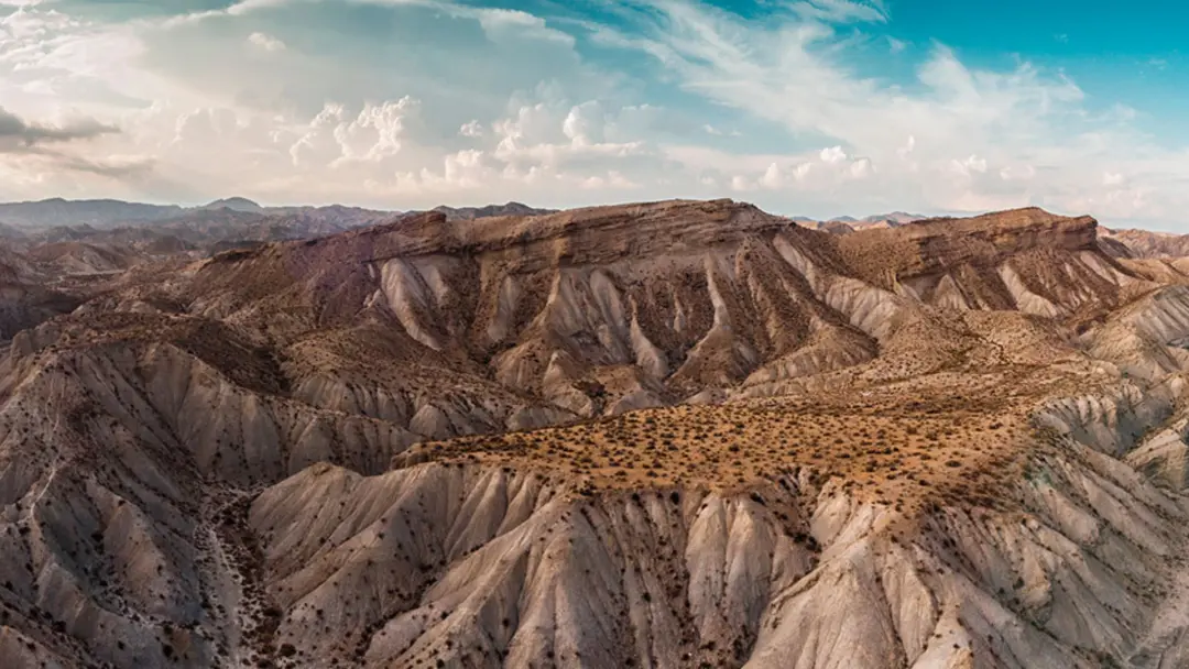 Paisaje árido del Desierto de Tabernas con formaciones rocosas y tonos ocres