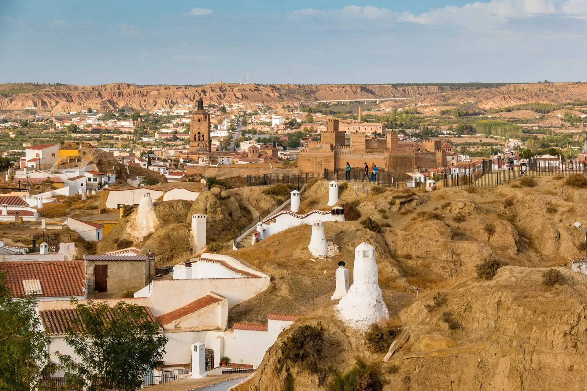 Guadix desde el barrio de cuevas, con chimeneas blancas y paisaje semiárido