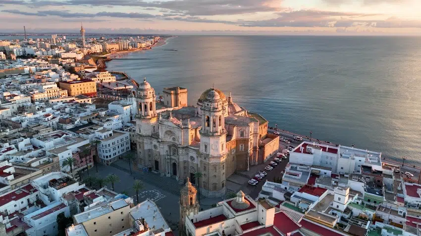 Bahía de Cádiz al atardecer: luz dorada, mar Atlántico y horizonte abierto