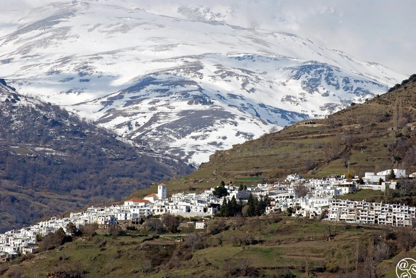 Capileira: pueblo blanco en lo alto del Barranco de Poqueira con vistas a Sierra Nevada