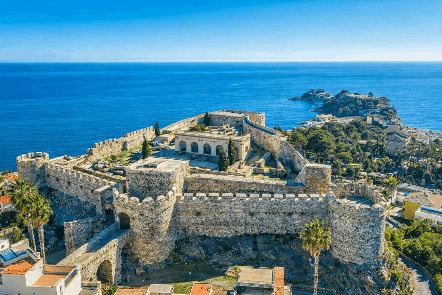Castillo de Almuñécar y costa mediterránea