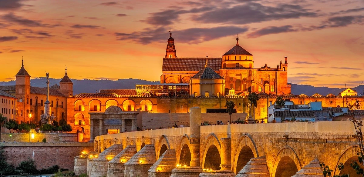 Córdoba histórica: Mezquita-Catedral, calles estrechas y luz tamizada