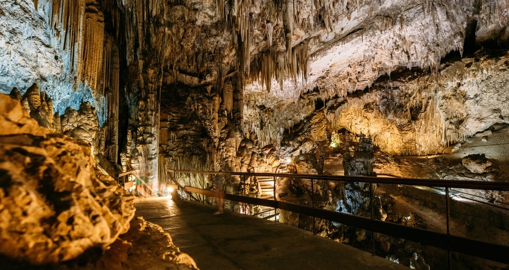 Interior de la Cueva de Nerja con formaciones rocosas
