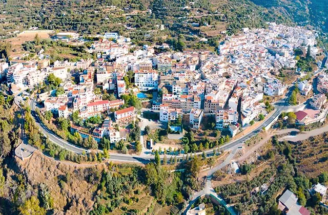 Lanjarón: ambiente de pueblo de montaña y tradición termal