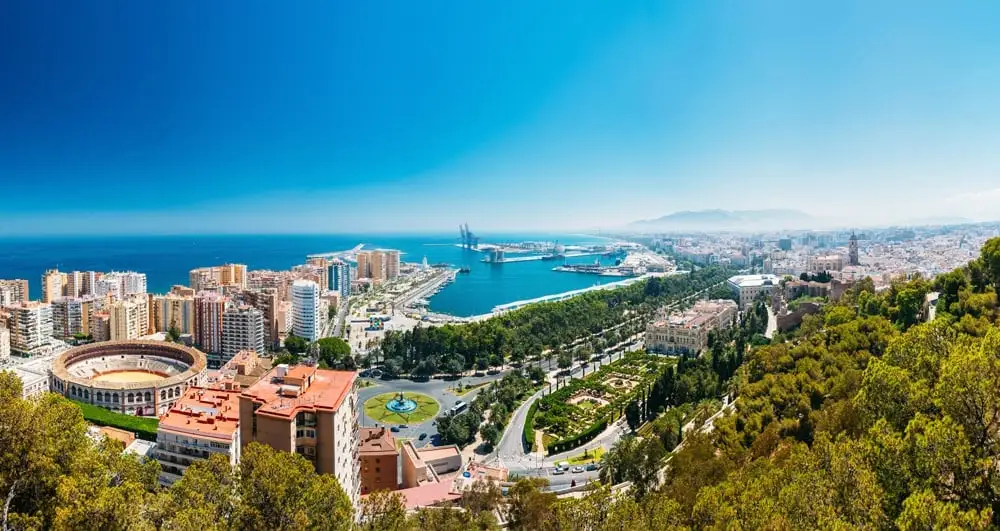 Málaga al atardecer: centro histórico, puerto y luz mediterránea