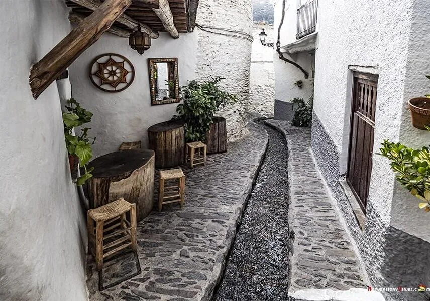 Pampaneira: pueblo blanco de Las Alpujarras con calles empedradas y acequias