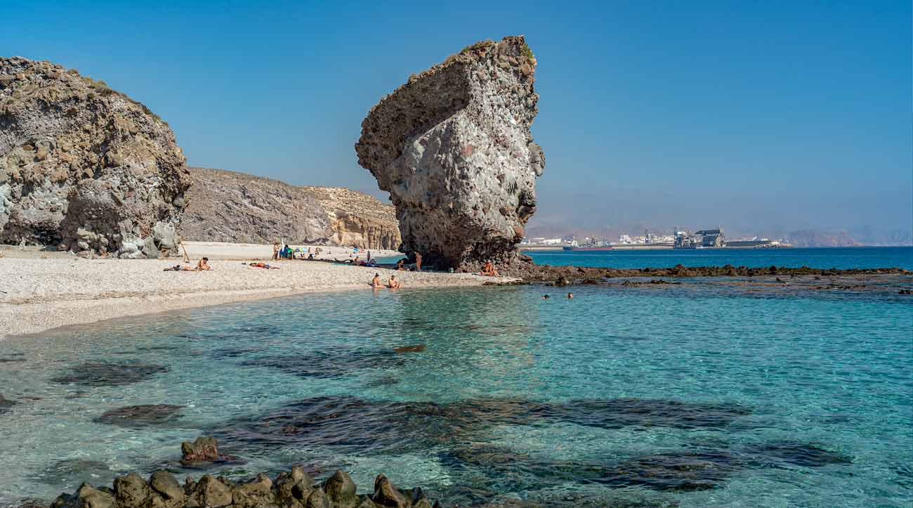 Playa de los Muertos en Cabo de Gata, agua turquesa y costa volcánica