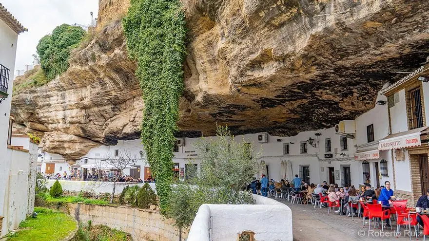 Casas bajo la roca en Setenil de las Bodegas
