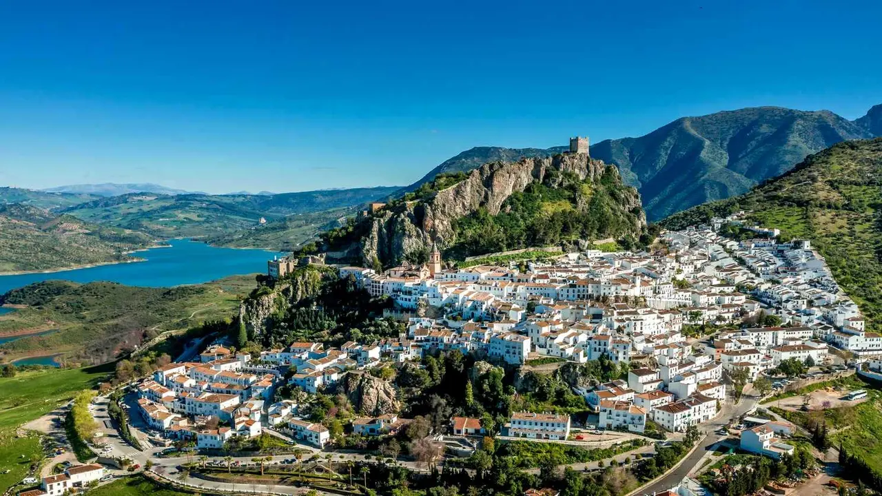 Zahara de la Sierra con casas blancas, castillo y embalse